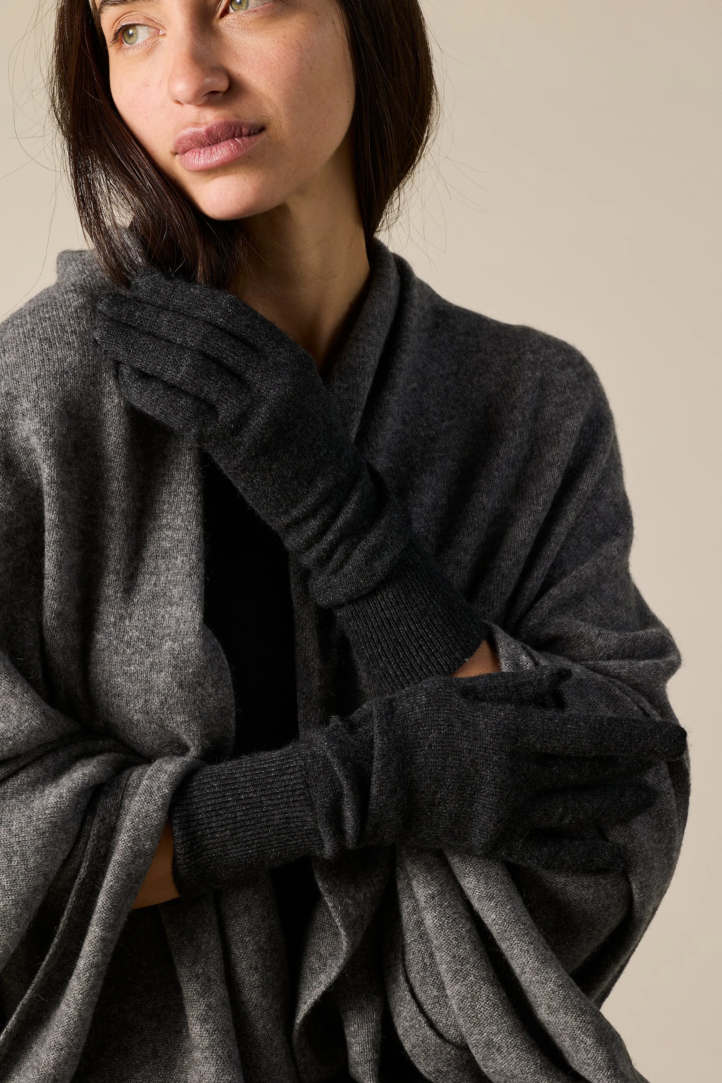 Cashmere Gloves in Dark Charcoal