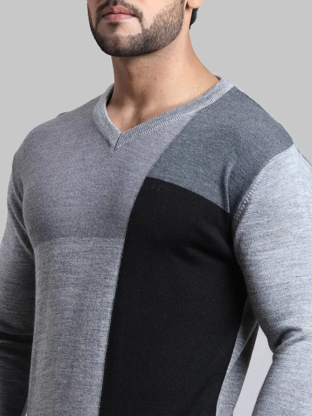 Men Grey Tailored Fit Intarsia Acrylic Wool Blend Full Sleeve V Neck Collar Sweaters